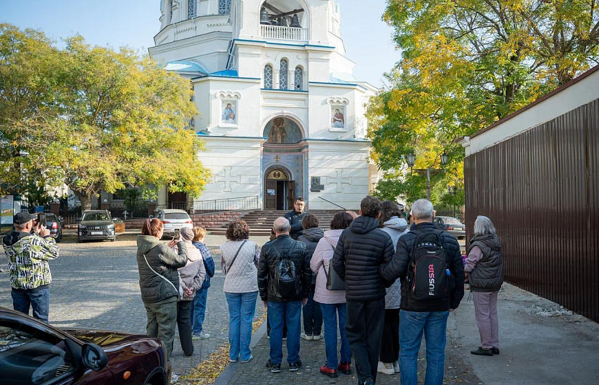 В Евпатории провели первую экскурсию для незрячих и слабовидящих людей